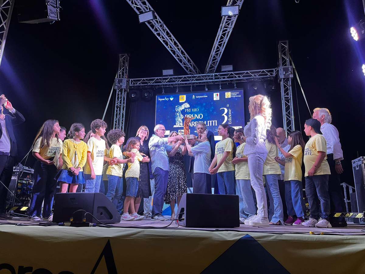 Alunni e insegnanti della scuola Beata Maria De Mattias di Sora festeggiano la vittoria al Premio Teatrale Bruno Sardellitti con lo spettacolo teatrale “I promessi sposi”.